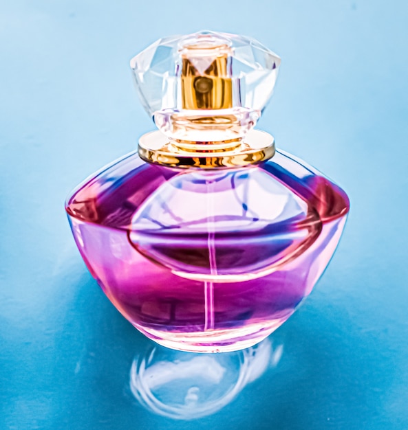 Frasco de perfume sobre fondo brillante dulce fragancia floral fragancia glamour y eau de parfum como regalo de vacaciones y diseño de marca de cosméticos de belleza de lujo