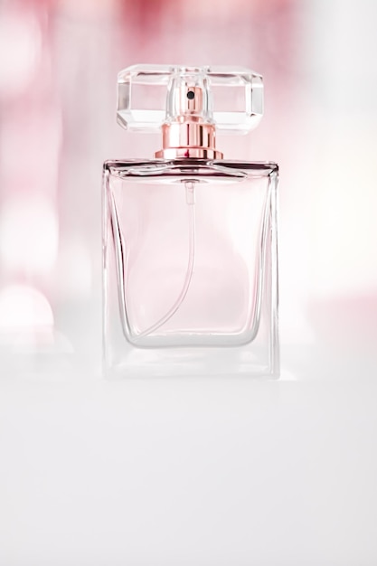 Frasco de perfume sobre fondo de glamour fragancia de aroma femenino floral y eau de parfum como regalo de vacaciones de lujo cosmética y marca de belleza presente