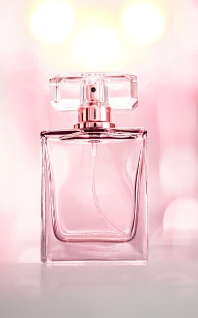 Frasco de perfume sobre fondo de glamour fragancia de aroma femenino floral y eau de parfum como regalo de vacaciones de lujo cosmética y marca de belleza presente