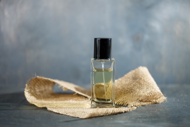 Frasco de perfume con tapón negro. Buen olor para las mujeres