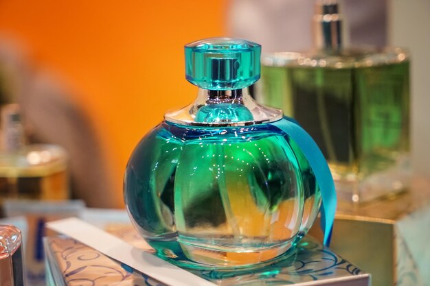 Frasco de perfume en tienda moderna