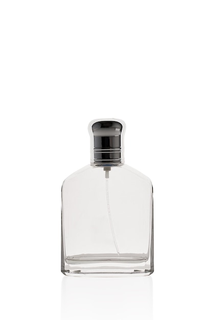 Frasco de perfume transparente aislado sobre fondo blanco.