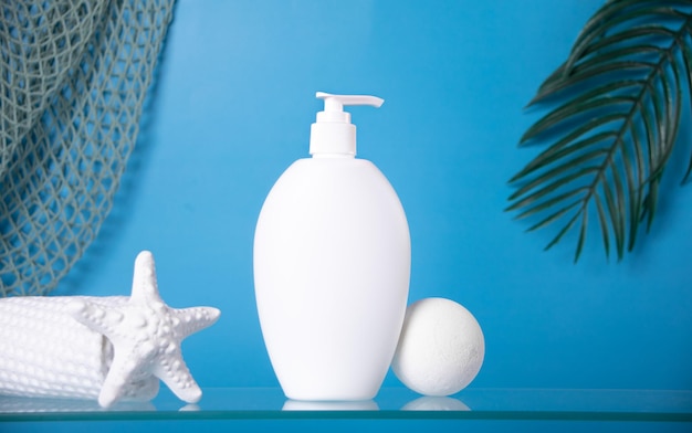 Frasco simulado em branco produto orgânico para cuidados com a pele cosmético para rotina de banho com sal de banho em fundo azul com concha do mar e folha de palmeira Coloque seu design