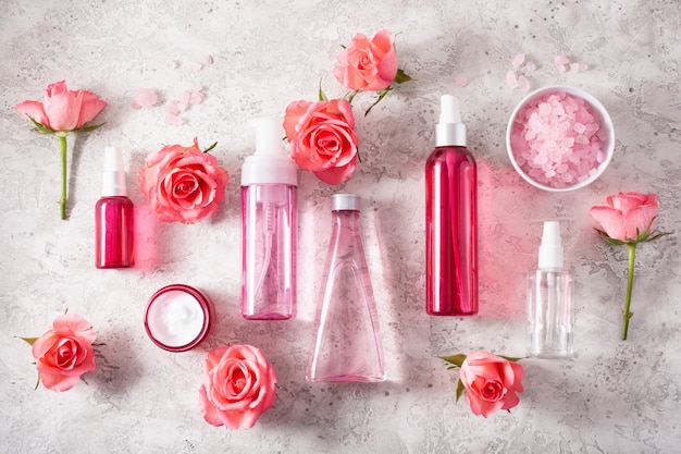 Frasco skincare loção soro médica rosa flores. cosmético natural orgânico