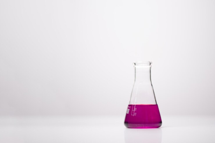 Frasco de solución de agua en laboratorio de ciencias