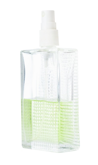 Frasco de spray con perfume aislado en blanco