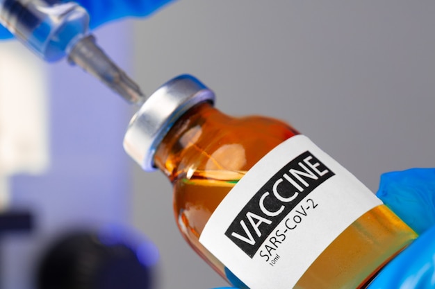 Frasco de vacuna Covid-19 con una jeringa que extrae la vacuna