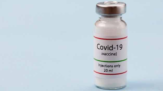 Foto frasco de vacuna covid19 con espacio de copia