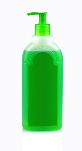 Frasco verde com shampoo com dispensador em fundo branco