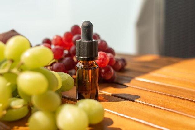 Frasco de vidrio marrón con pipeta con aceites esenciales Esencia de frutas naturales