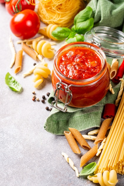 Frasco de vidrio con salsa de pizza o pasta picante clásica hecha en casa.