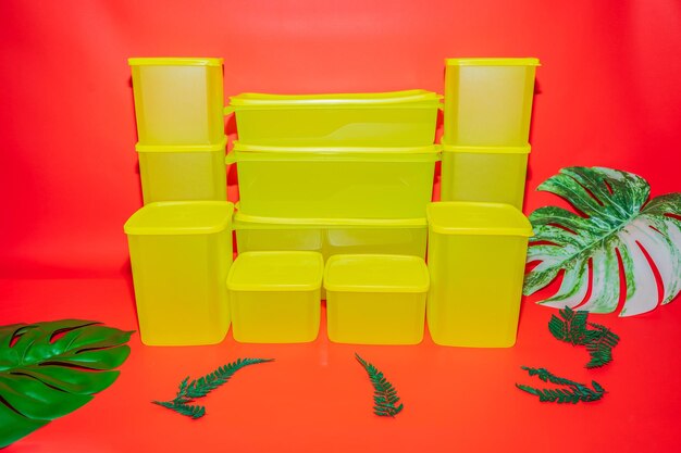 Frascos de caja de plástico amarillo en varios tamaños Soluciones de almacenamiento versátiles