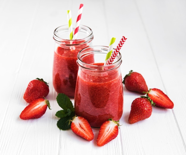 Frascos com batido de morango