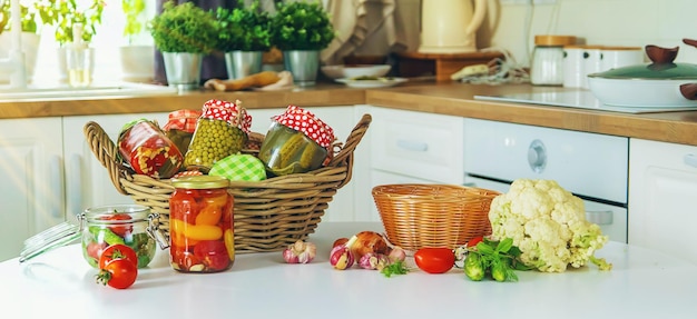 Frascos com legumes em conserva para o inverno Foco seletivo