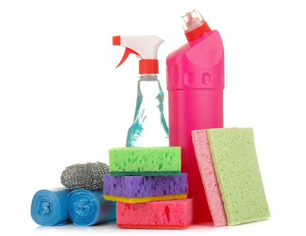 Frascos com produtos de limpeza e detergentes em um fundo branco e isolado. limpeza. limpando produtos