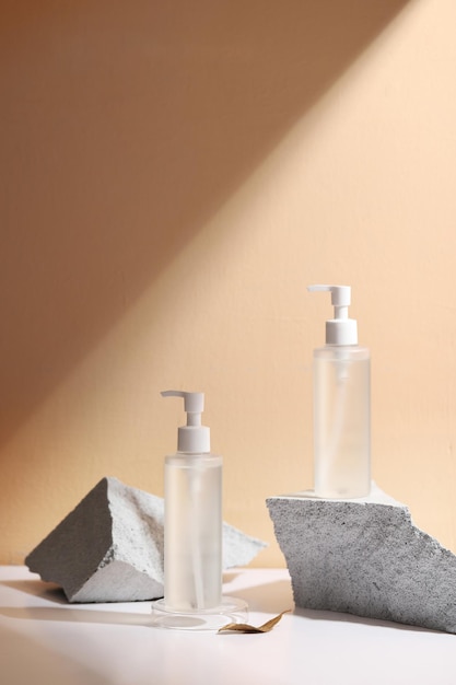 Frascos cosméticos sin marca para diseño de maquetas de productos Botellas cosméticas de plástico