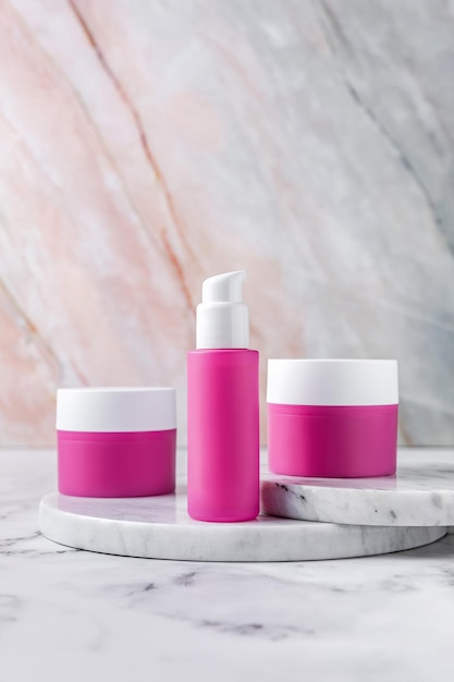 Frascos cosméticos rosas con tapa blanca sobre fondo de mármol Mockup Crema facial y etiquetas en blanco para botellas de suero para la marca