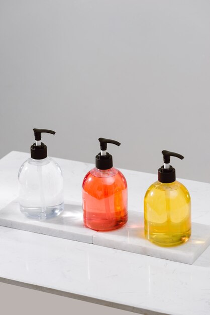 Foto frascos de cosméticos com gel de banho, loção corporal ou shampoo e toalhas de banho. acessórios de banheiro.