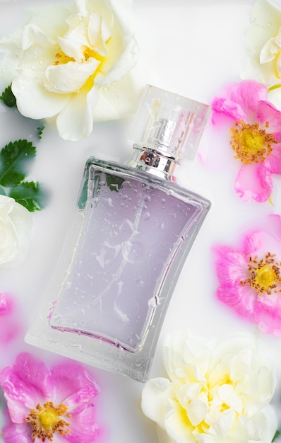 Frascos de perfume com flores A escolha da fragrância Cosmetologia Produtos cosméticos Um artigo sobre perfume