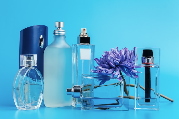 Frascos de perfume com flores