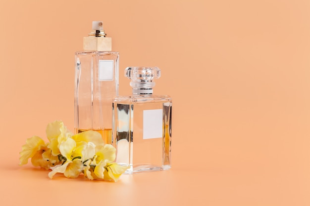 Foto frascos de perfume com flores