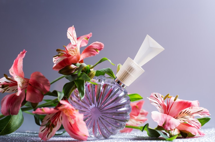 Foto frascos de perfume com flores