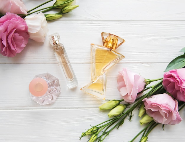 Frascos de perfume com flores