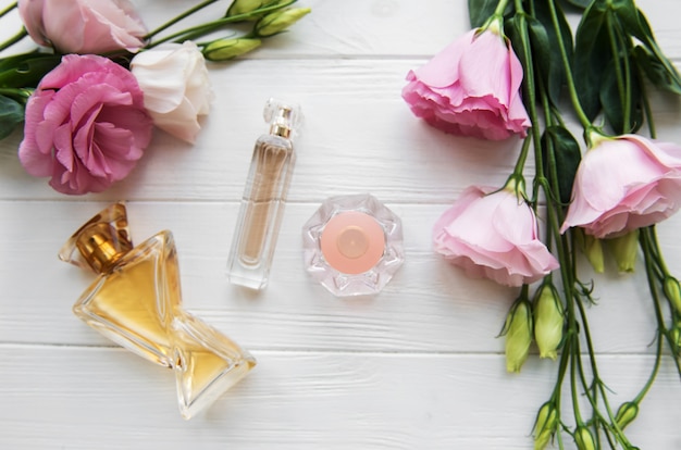 Foto frascos de perfume com flores