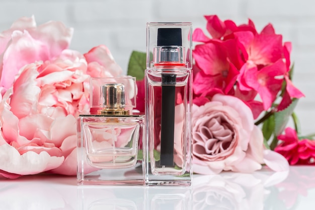 Frascos de perfume com flores