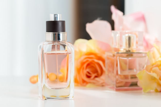 Frascos de perfume com flores