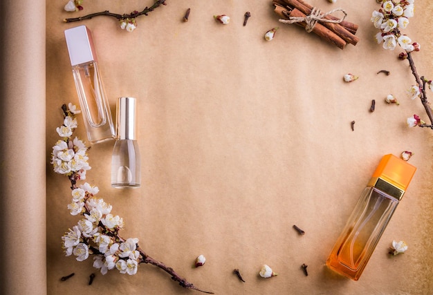 Frascos de perfume com ingredientes