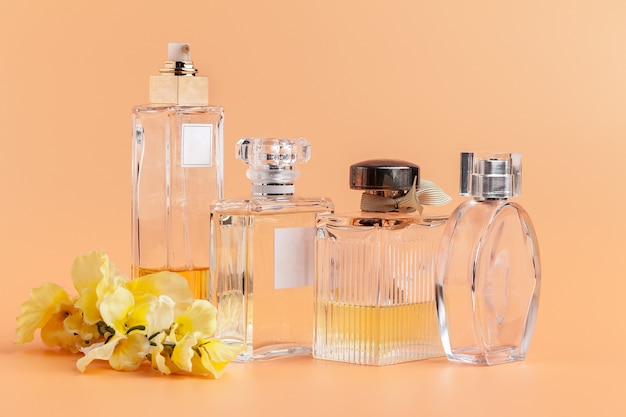 Frascos de perfume com pétalas de flores em bege