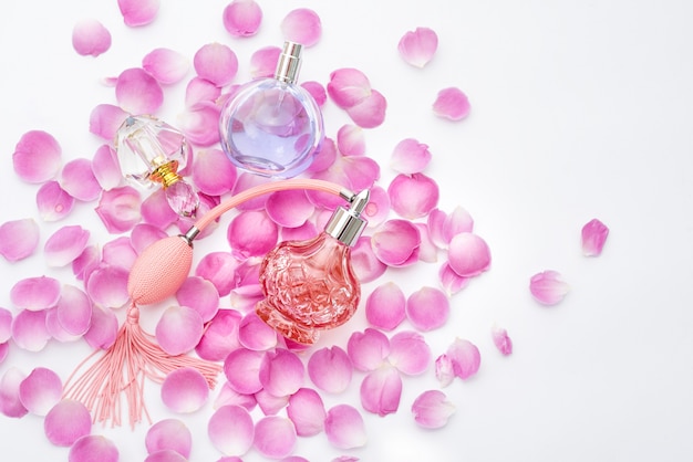 Frascos de perfume com pétalas de flores. perfumaria, cosméticos, coleção de fragrâncias