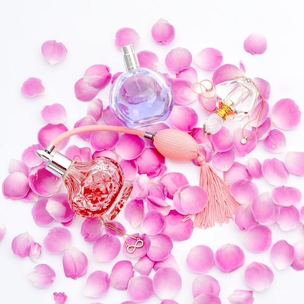 Frascos de perfume com pétalas de flores. Perfumaria, cosméticos, coleção de fragrâncias