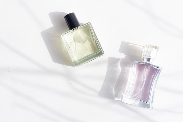 Frascos de perfume em um fundo branco com sombras