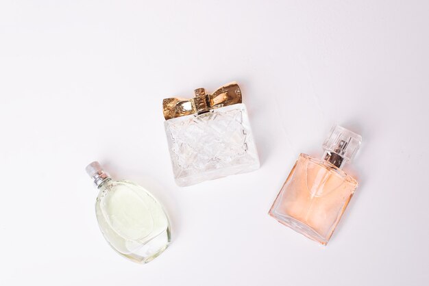 Frascos de perfume feminino em um branco