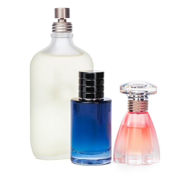 Foto frascos de perfume isolados contra um fundo branco