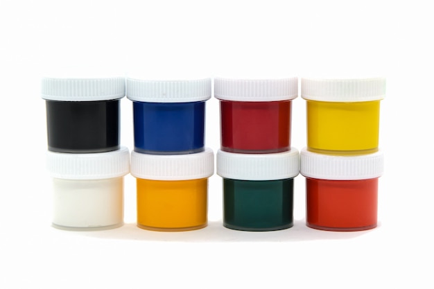 Frascos de plástico fechados com tinta guache de várias cores para a criatividade infantil em branco