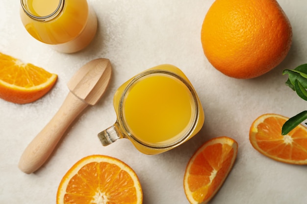 Frascos de vidro com suco de laranja em bege branco