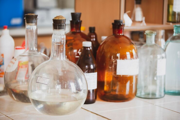 Foto frascos de vidro em uma mesa de laboratório recipientes de farmácia retrô