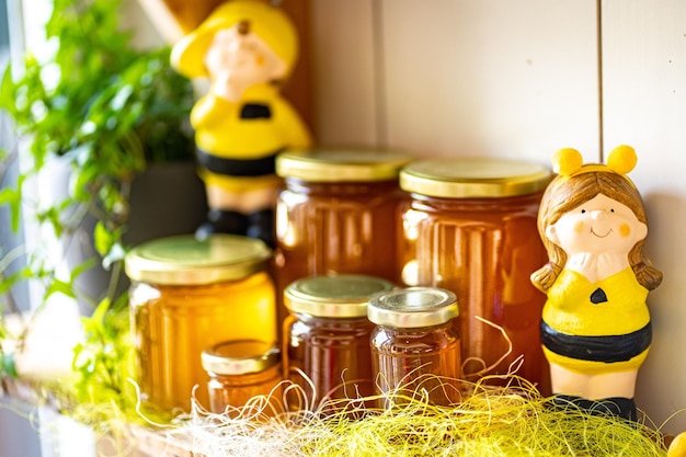Frascos de diferentes variedades de miel almacenados en un estante