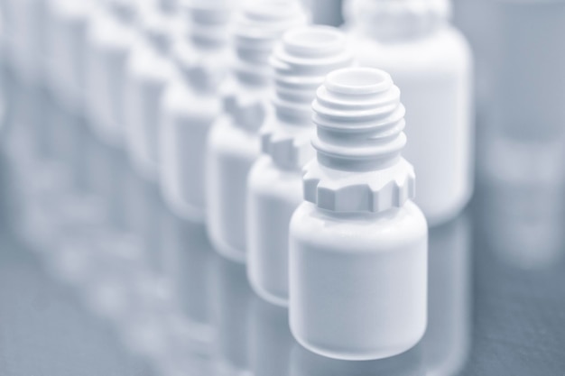 Frascos e ampolas de medicamentos Composição de frascos de medicamentos Frascos de plástico brancos vazios para uso médico