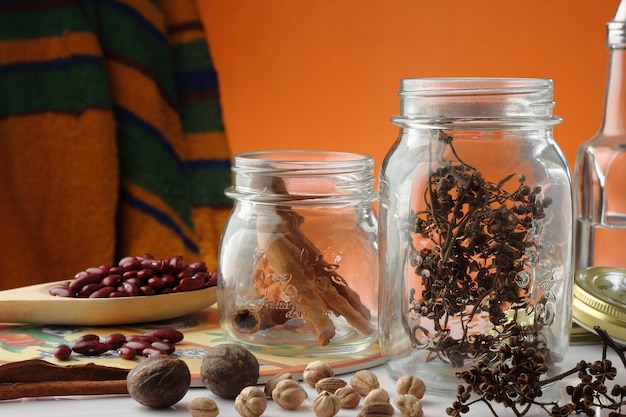 Frascos de especias y hierbas en la cocina de mesa