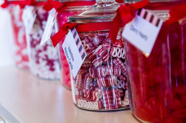 Foto frascos llenos de diferentes dulces en la tienda de dulces boutique.