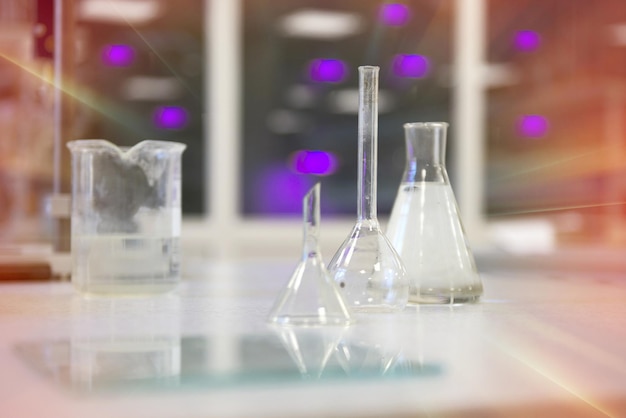 Frascos y matraces transparentes de cristalería para procedimientos de laboratorio o exámenes médicos hospitalarios