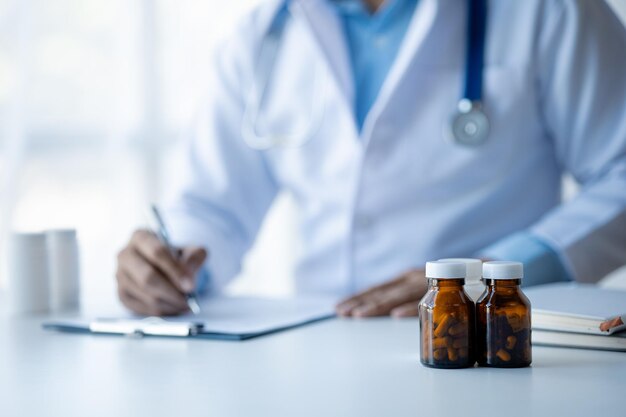 Los frascos de medicamentos se colocan en el escritorio del médico en la sala de examen del hospital el concepto de tratamiento y dispensación de medicamentos sintomáticos por parte del farmacéutico