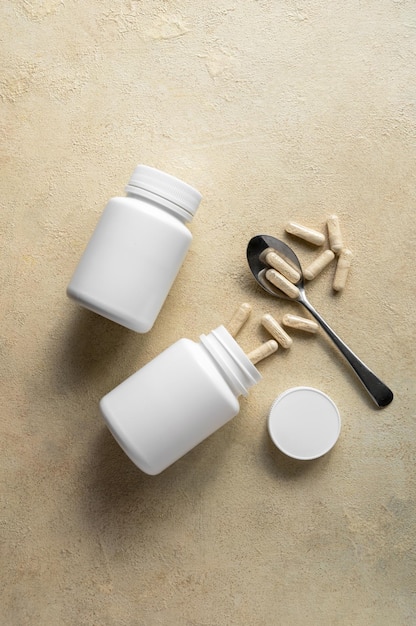 Frascos de pastillas blancas sobre fondo cálido Suplementos alimenticios para el cuidado de la salud vitaminas y medicamentos