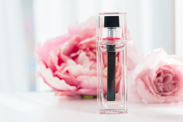 Foto frascos de perfume con flores.
