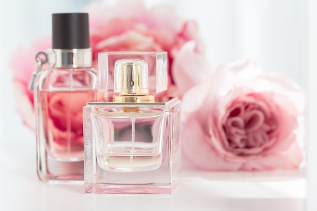 Frascos de perfume con flores.