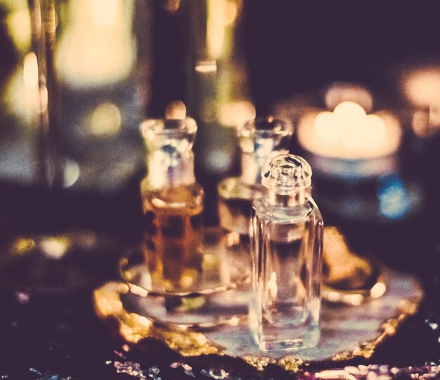 Frascos de perfume y fragancia vintage en la noche, aroma, cosméticos fragantes y eau de toilette como marca de belleza de lujo, diseño de perfume de moda navideña.